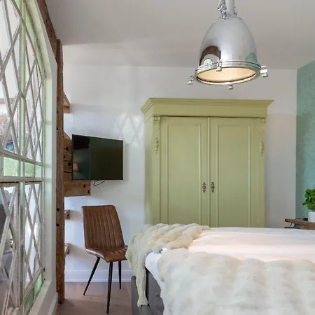 Studio-8 Apartment *